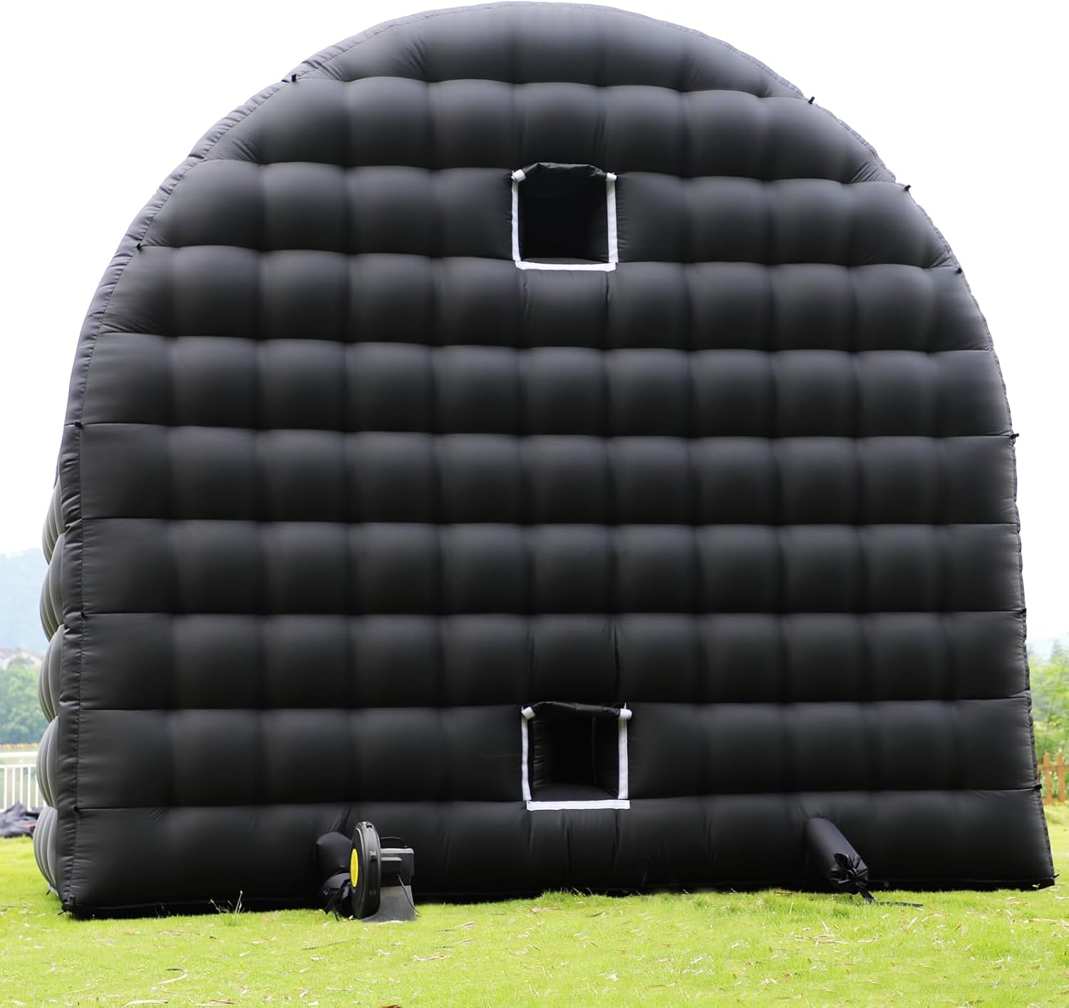 Grande tenda inflável preta (15x15x14ft) inclui uma sala de eventos